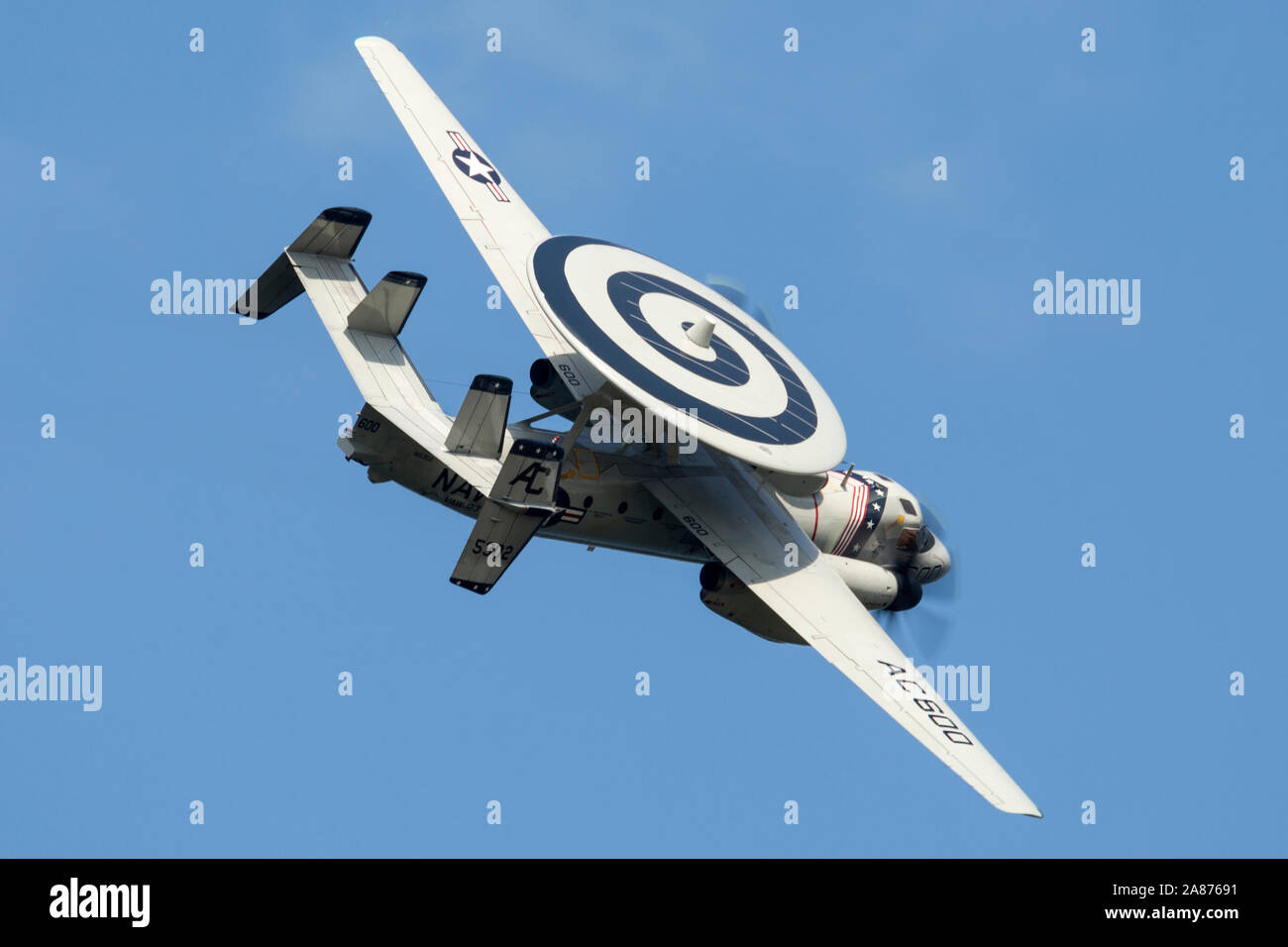 Eine E-2 Hawkeye am 2018 Cleveland International Airshow. Stockfoto