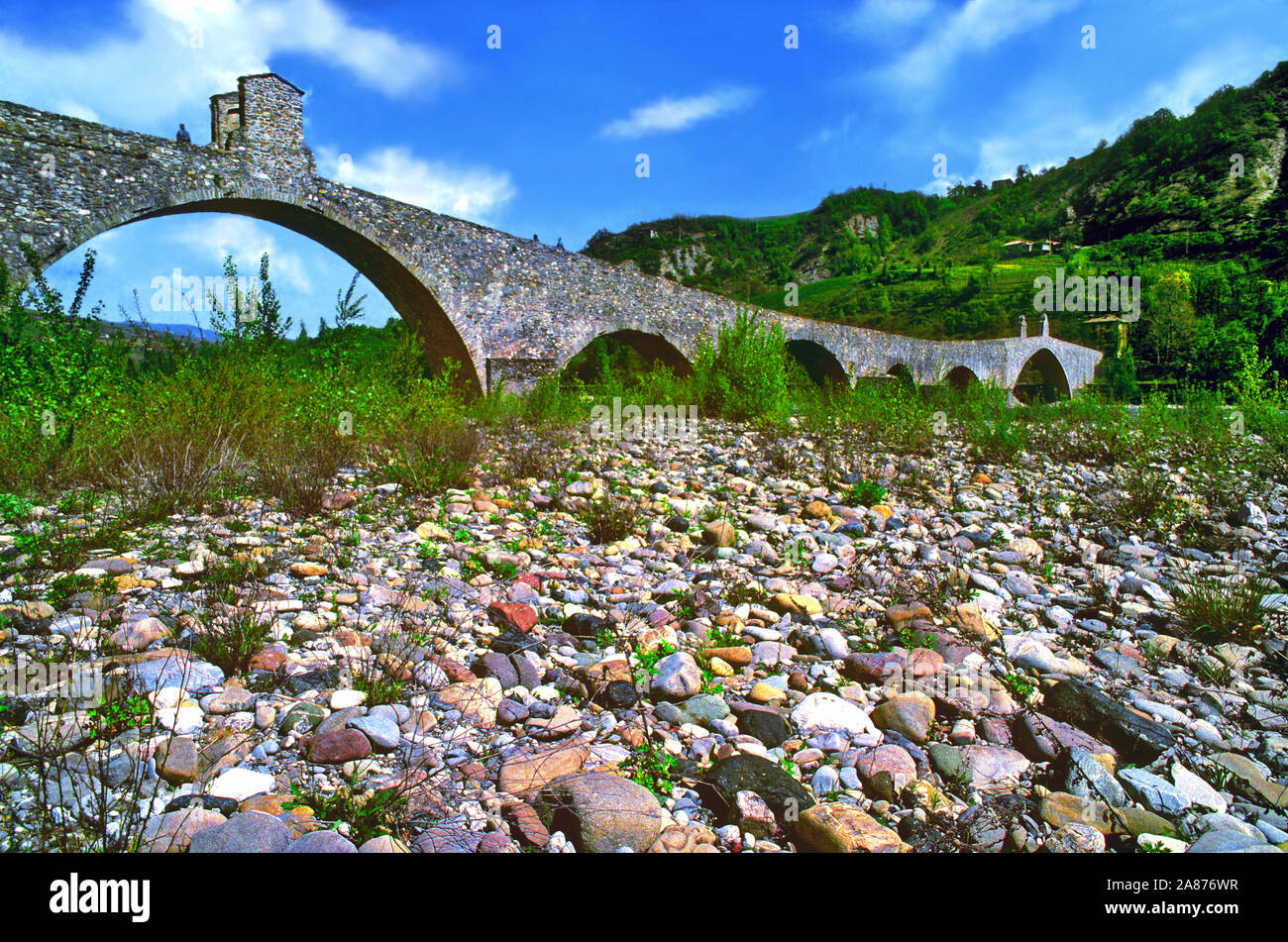 Bobbio. Steinbogen Brücke über den Fluss Trebbia. Stockfoto