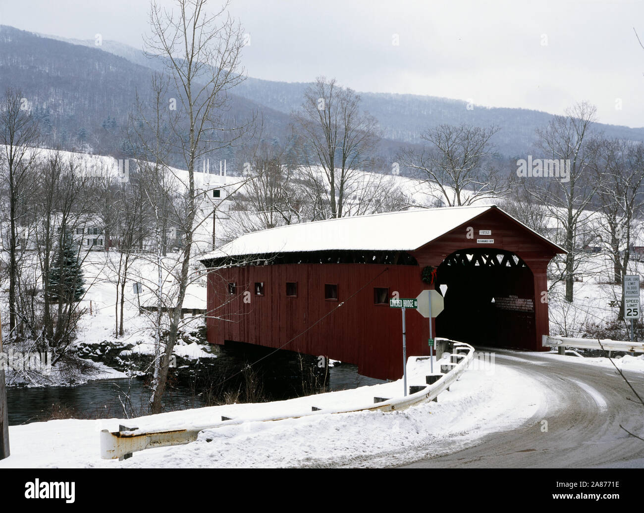 West Arlington überdachte Brücke im Winter - Vermont Stockfoto