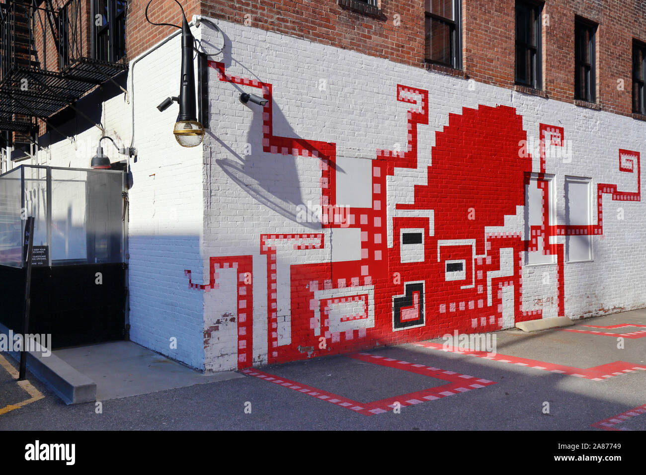 Ein Oktopus hält ein Mikrofon vor der Boombox, 122 Fountain St, Providence, Rhode Island Stockfoto