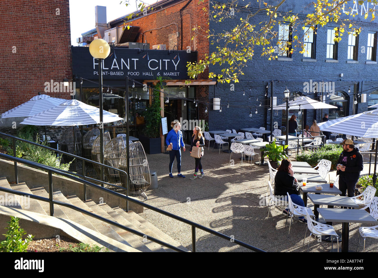 Die Menschen in der Sitzecke im Freien in Plant City vegan Food Market, Providence, Rhode Island Stockfoto