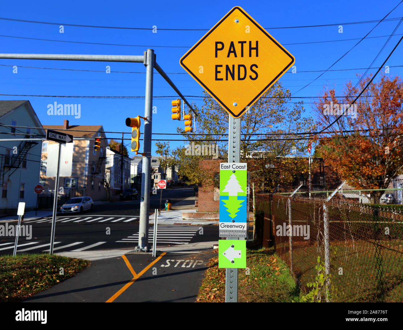 Schilder, die das Ende eines Abschnitts eines Rad- und Wanderweges markieren, und Anweisungen zum East Coast Greenway, Fox Point, Providence, Rhode Island. Stockfoto