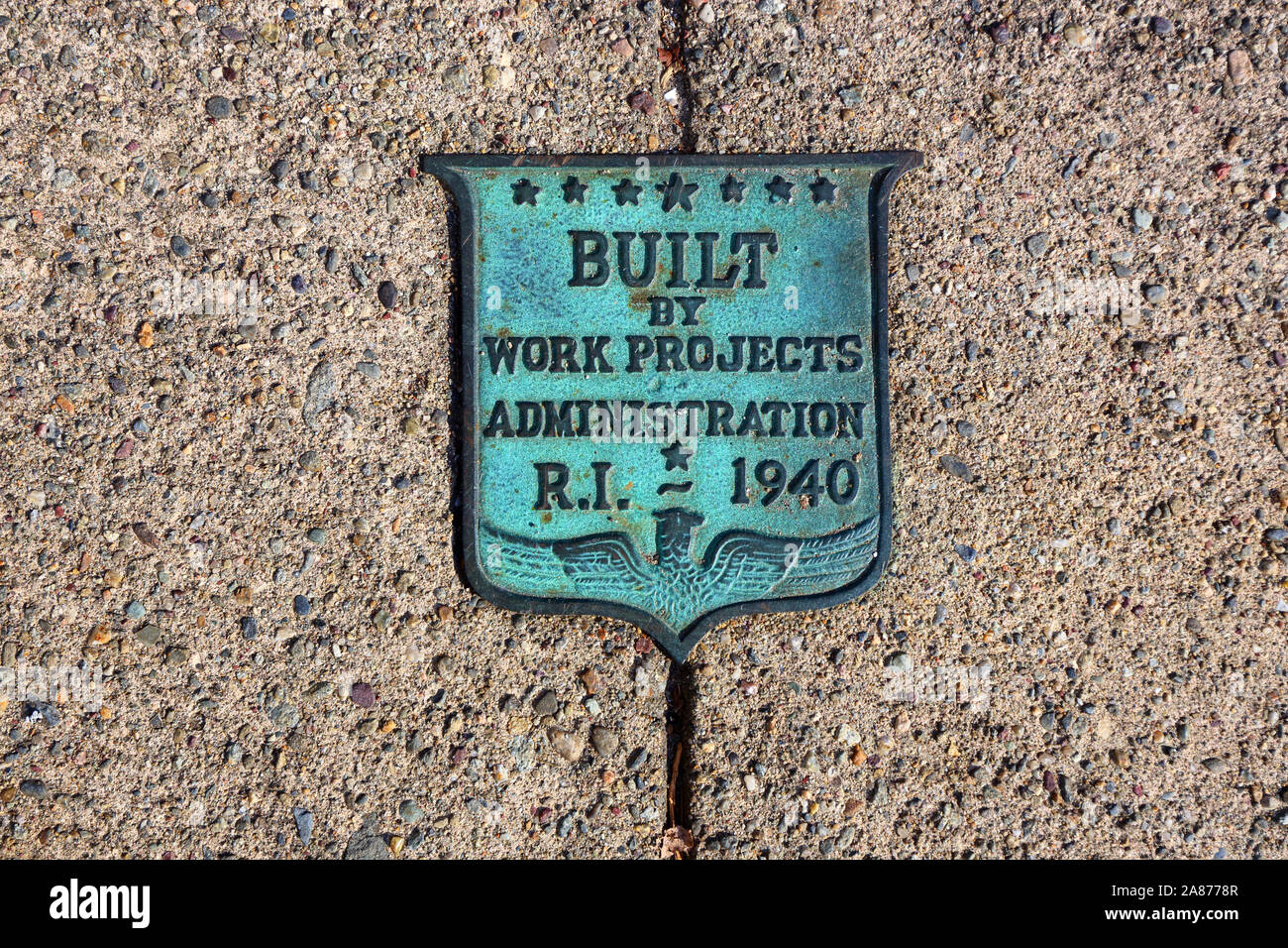 Eine Betondecke Marker in einen Gehweg als Teil der Werke Projekte der Verwaltung im Jahre 1940 gebaut, Rhode Island Stockfoto