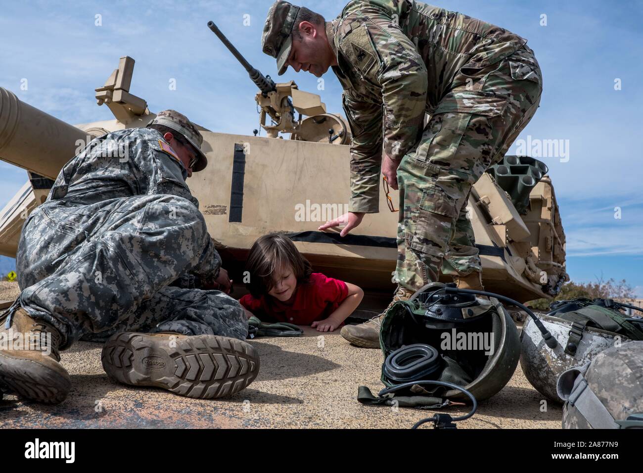 El Paso, Texas, USA. 6 Nov, 2019. HUNTER OBERLE, 4, Center, klettert aus einem M1A2 Abrams Panzer als SPC. DOMINIQUE STEIN, Links, und Hunter's Vater CPT. RAYMOND OBERLE, rechts, Mitglieder der 3. Gepanzerten Brigade Combat Team, 1. Panzerdivision, ihm helfen, aus der Fahrersitz während der Feier der Fackel Woche in Fort Bliss in El Paso, Texas. Die Feier erinnert an Invasion in Nordafrika der Vereinigten Staaten während der Operation Torch am 8. November bis 16. November 1942 während des Zweiten Weltkrieges. Quelle: Joel Engel Juarez/ZUMA Draht/Alamy leben Nachrichten Stockfoto