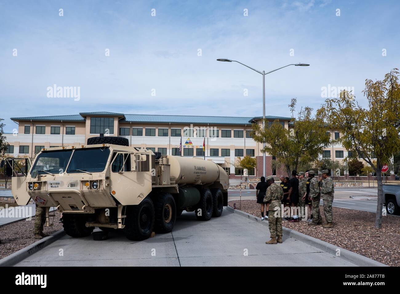 El Paso, Texas, USA. 6 Nov, 2019. Soldaten der 3. Gepanzerten Brigade Combat Team, 1. Panzerdivision, stand in der Nähe der Tanker auf dem Display während der Feier der Fackel Woche in Fort Bliss in El Paso, Texas. Die Feier erinnert an Invasion in Nordafrika der Vereinigten Staaten während der Operation Torch am 8. November bis 16. November 1942 während des Zweiten Weltkrieges. Quelle: Joel Engel Juarez/ZUMA Draht/Alamy leben Nachrichten Stockfoto