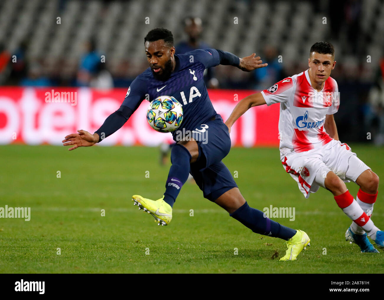 Belgrad. 6 Nov, 2019. Tottenham Hotspur ist Danny Rose (L) konkurriert während der UEFA Champions League Gruppe B Fußballspiel zwischen Crvena Zvezda und Tottenham Hotspur in Belgrad, Serbien an November 6, 2019. Credit: Predrag Milosavljevic/Xinhua/Alamy leben Nachrichten Stockfoto