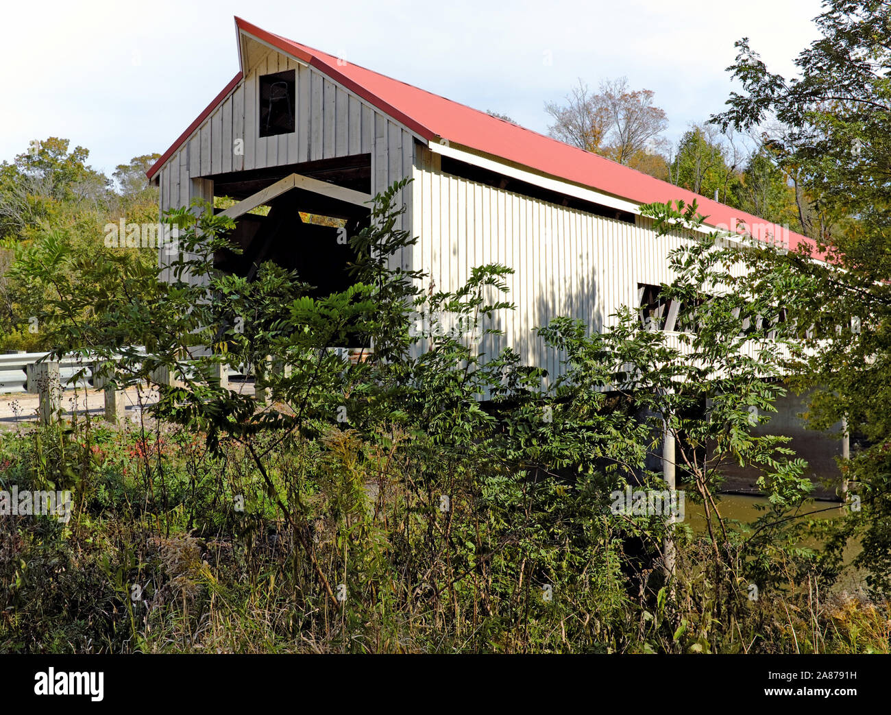 Erbaut im Jahre 1867, die Newberg Holz- Covered Bridge in Genf, Ohio ist die längste Lebensdauer Covered Bridge in Ashtabula County. Stockfoto