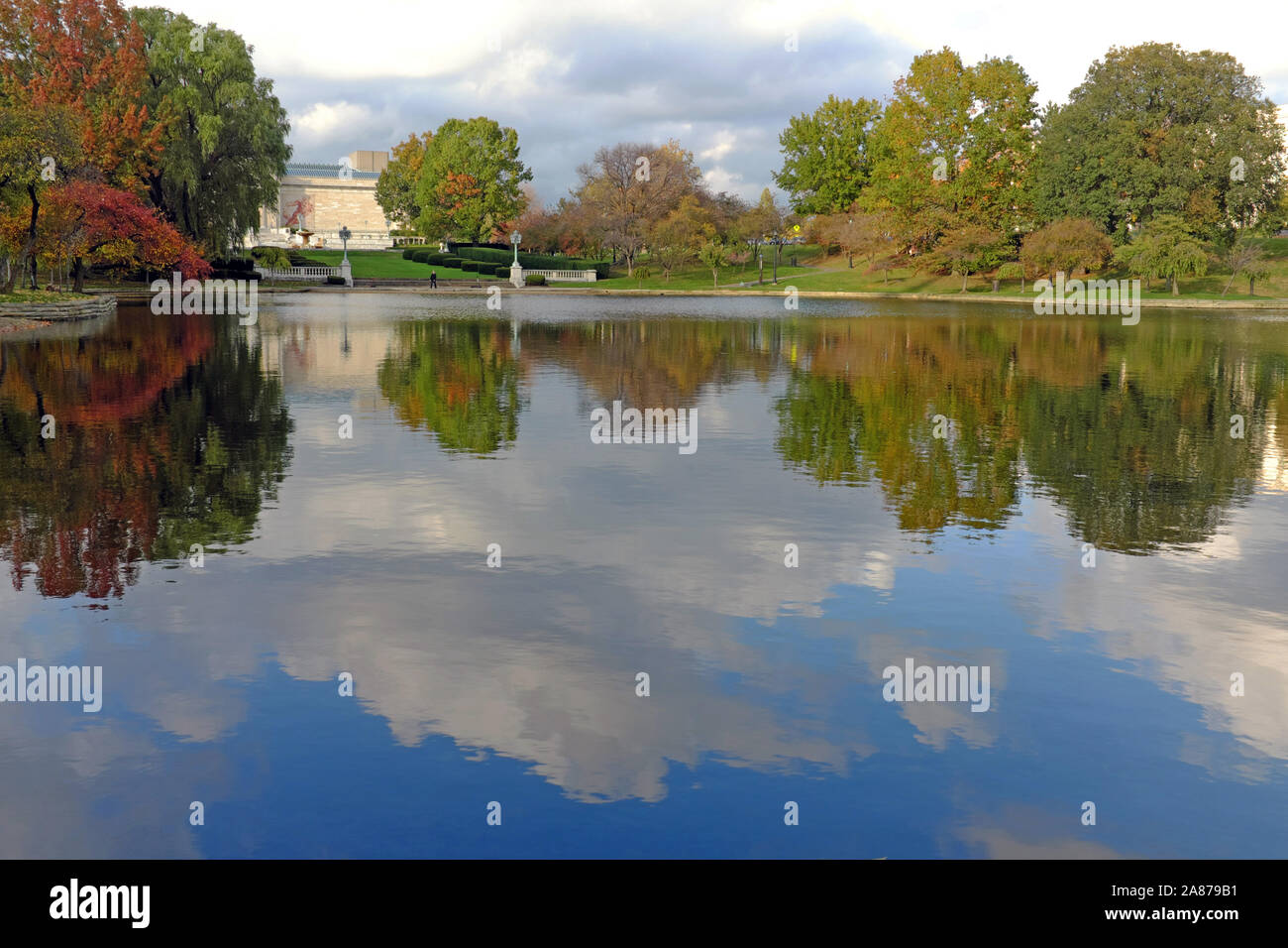 Die malerische Wade Lagoon im Wade Park ist ein öffentlicher Raum, in dem Sie die wechselnden Herbstfarben in Cleveland, Ohio, USA, genießen können. Stockfoto
