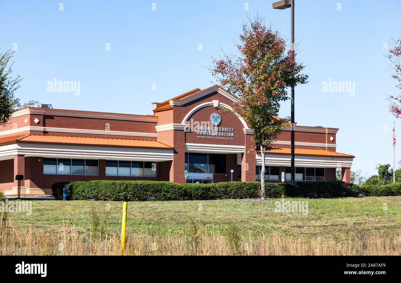 HICKORY, NC, USA-2 NOV 2019: Lokale Verwaltung der sozialen Sicherheit Bürogebäude. Stockfoto HICKORY, NC, USA-2 NOV 2019: Lokale Verwaltung der sozialen Sicherheit Bürogebäude. Stockfoto