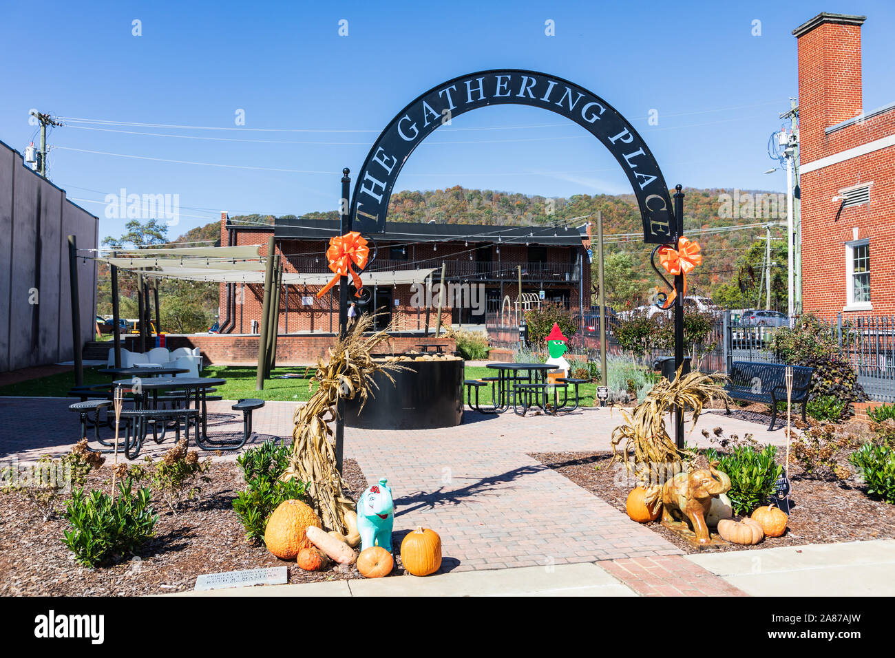 ERWIN, TN, USA-28 Oct 2019: einen kleinen öffentlichen Raum "Treffpunkt" auf der Main Street. Stockfoto