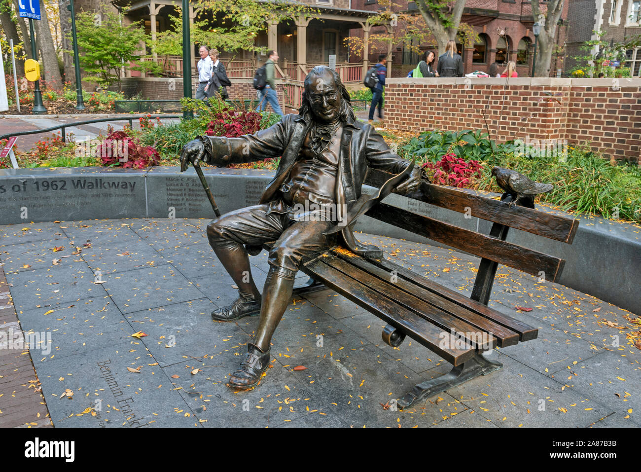 Skurrile Skulptur von Benjamin Franklin auf einer Bank sitzen Lesen ein Problem der Pennsylvania Gazette. Universität von Pennsylvania, Philadelphia, USA Stockfoto