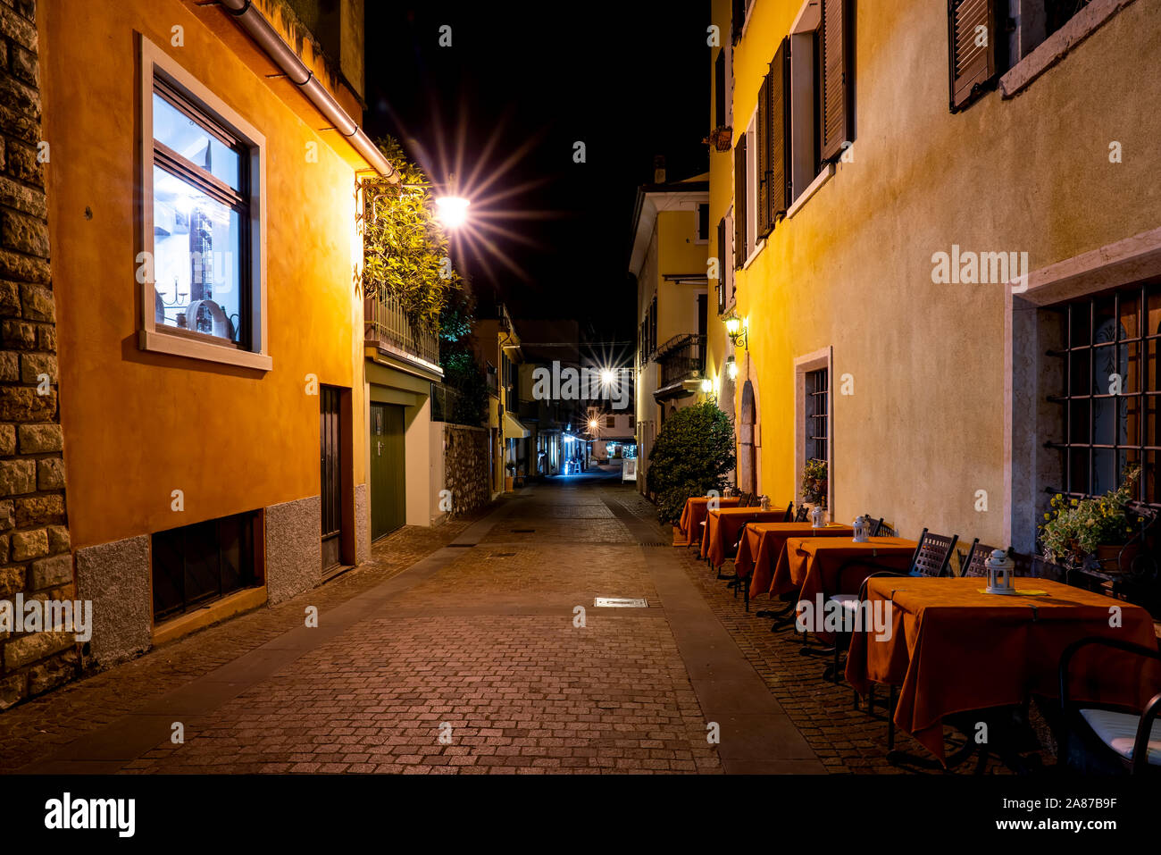 Die wunderschöne Altstadt von Malcesine in der Nacht. Malcesine ist ein beliebter Urlaubsort in Italien. Stockfoto