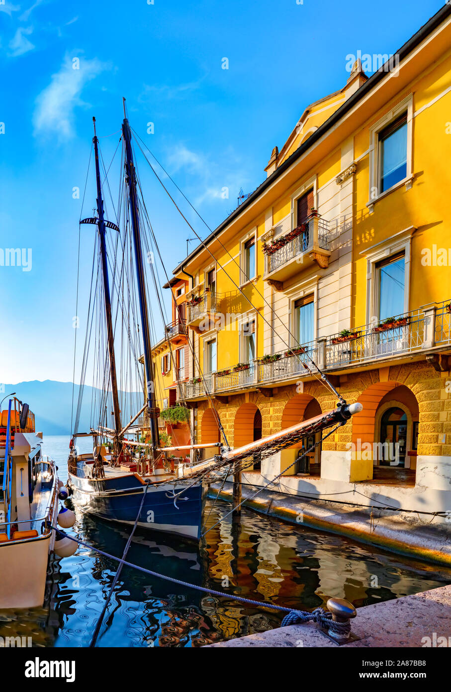 Blick auf einem alten Segelschiff in Malcesine am Gardasee in Norditalien. Malcesine ist ein beliebter Urlaubsort in Italien. Stockfoto