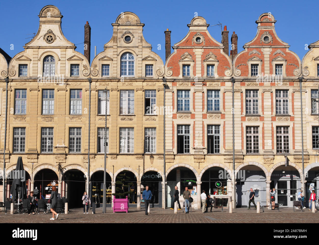 Eine Reihe der Flämischen Barockstil townhomes Linien Place Des Héros, einem öffentlichen Platz in Arras, Frankreich. Viel von Arras wurde im Ersten Weltkrieg zerstört. Stockfoto