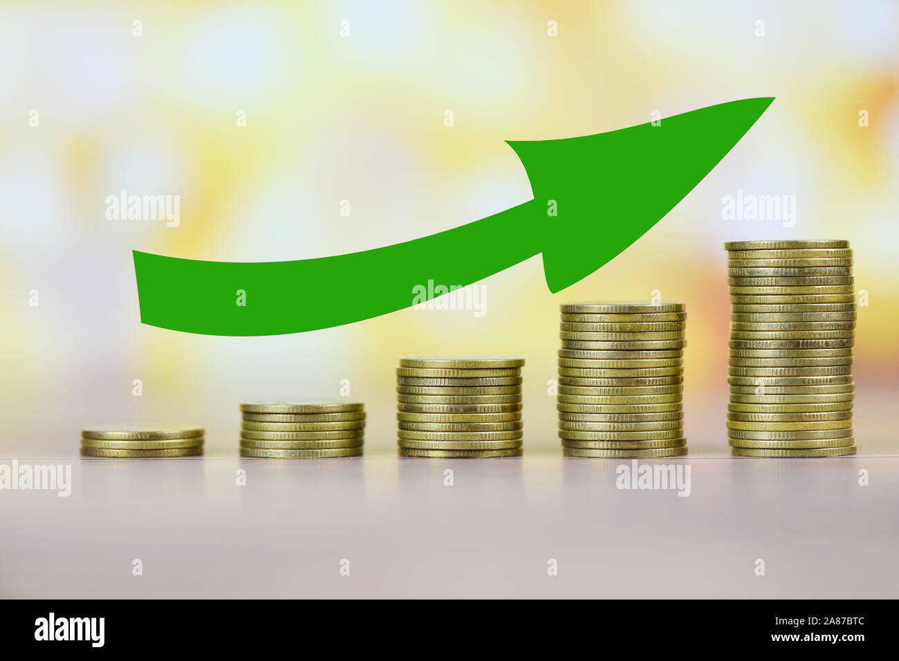 Wachstum Geld Münzen auf Tabelle mit Pfeil nach oben / goldene Münze schritt Stapel Wachsen und sparen Geld Financial Business erfolg konzept Stockfoto