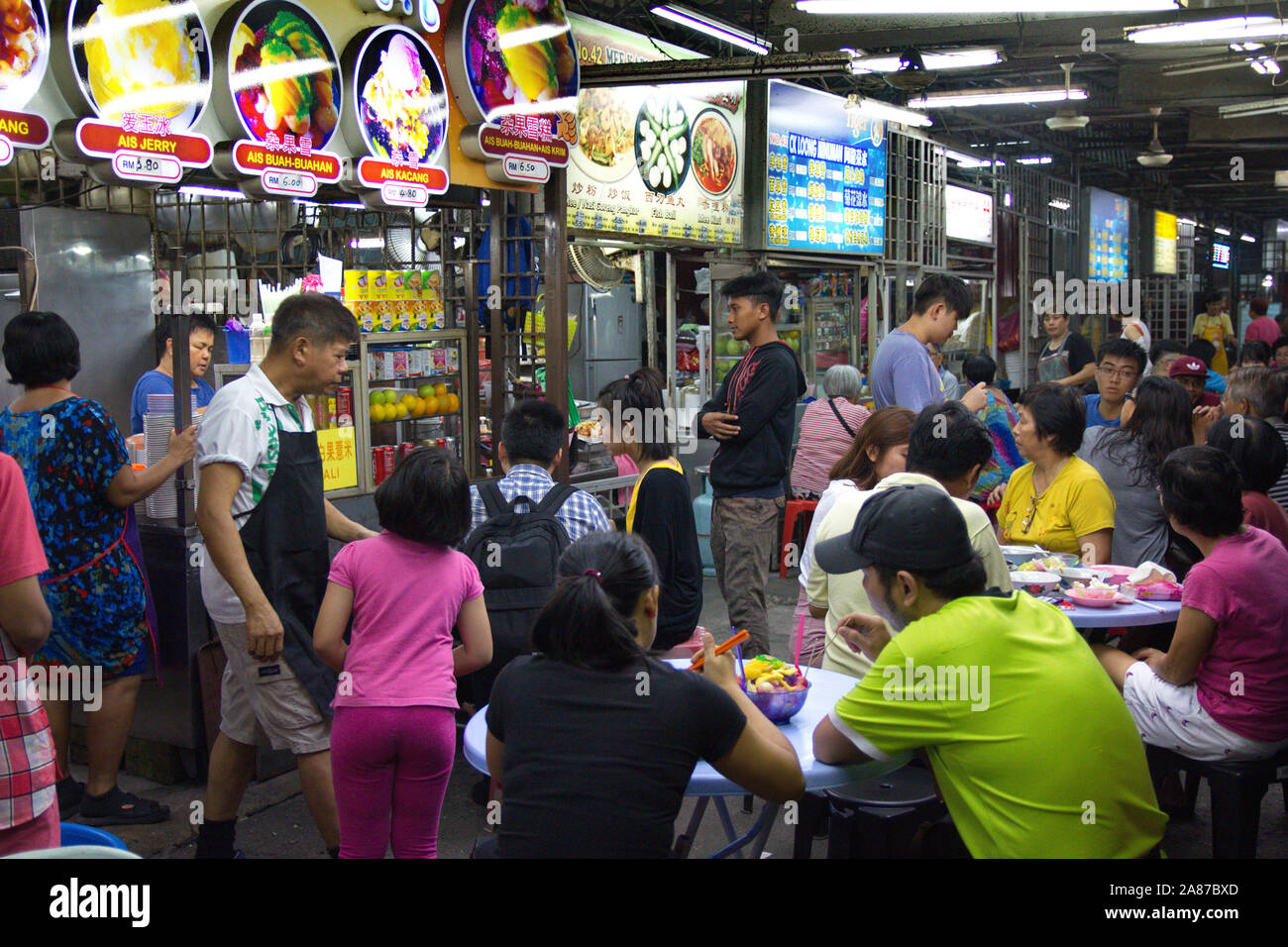 Nacht Restaurants Tong Sui Gai Hawker Center in Ipoh, Perak, Malaysia Stockfoto Nacht Restaurants Tong Sui Gai Hawker Center in Ipoh, Perak, Malaysia Stockfoto