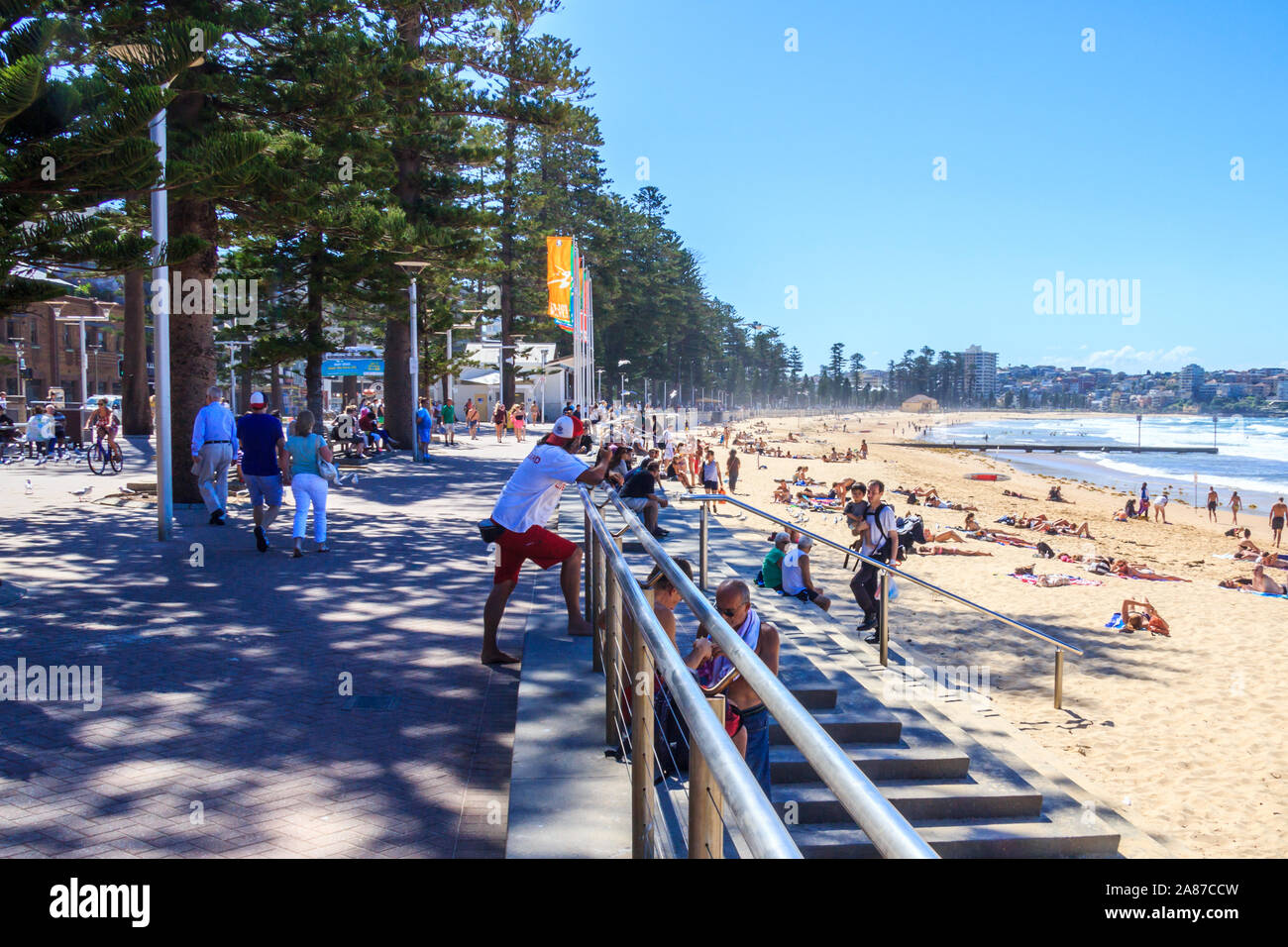 Manly, Australien - 13. März 2013: Personen, die die Promenade und den Strand. Dies ist einer der nördlichen Sydney's Strände Stockfoto