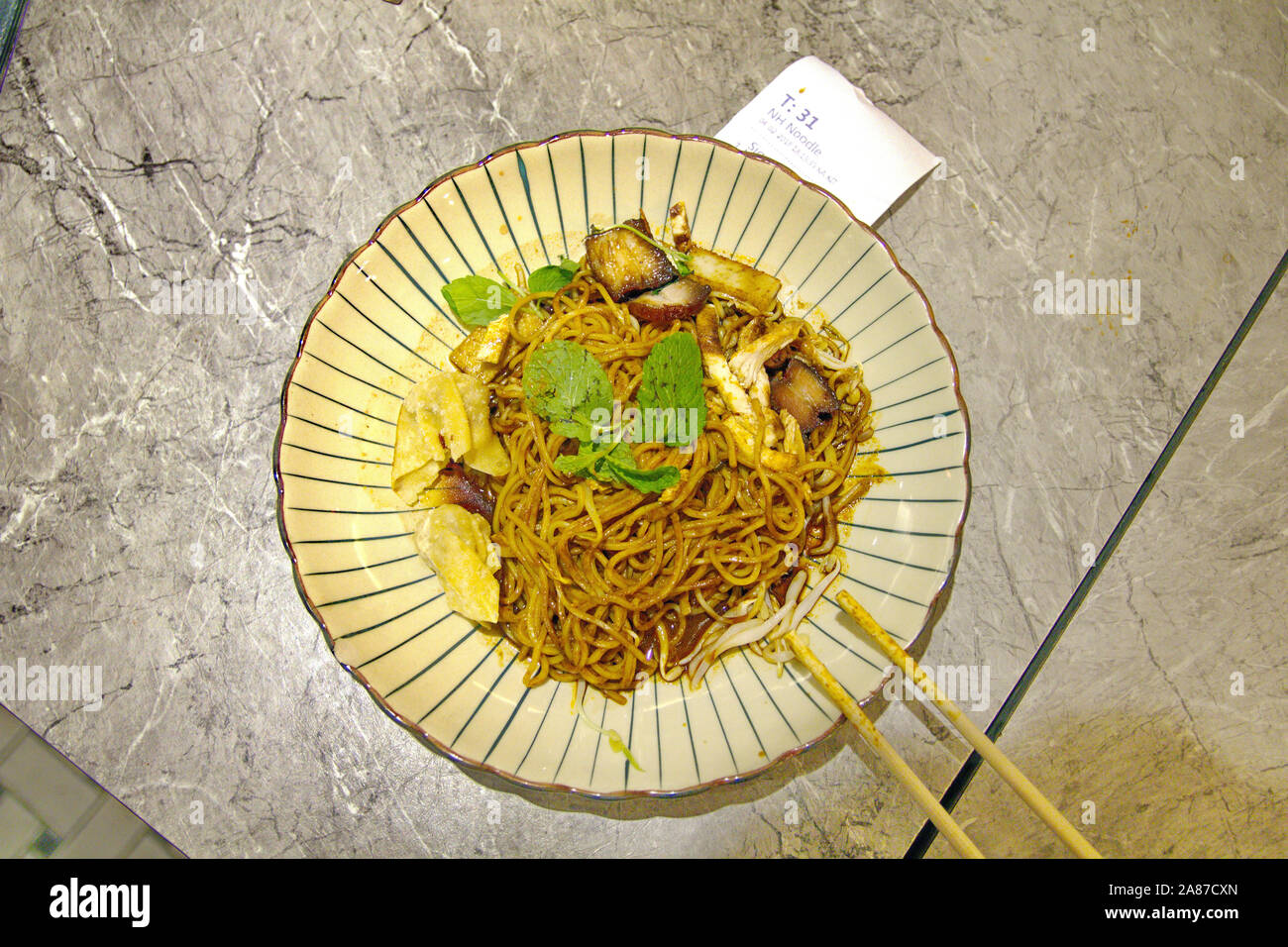 Eine Platte der trockenen Curry mee Nudeln am Nam Heong Restaurant in Ipoh, Perak, Malaysia Stockfoto Eine Platte der trockenen Curry mee Nudeln am Nam Heong Restaurant in Ipoh, Perak, Malaysia Stockfoto