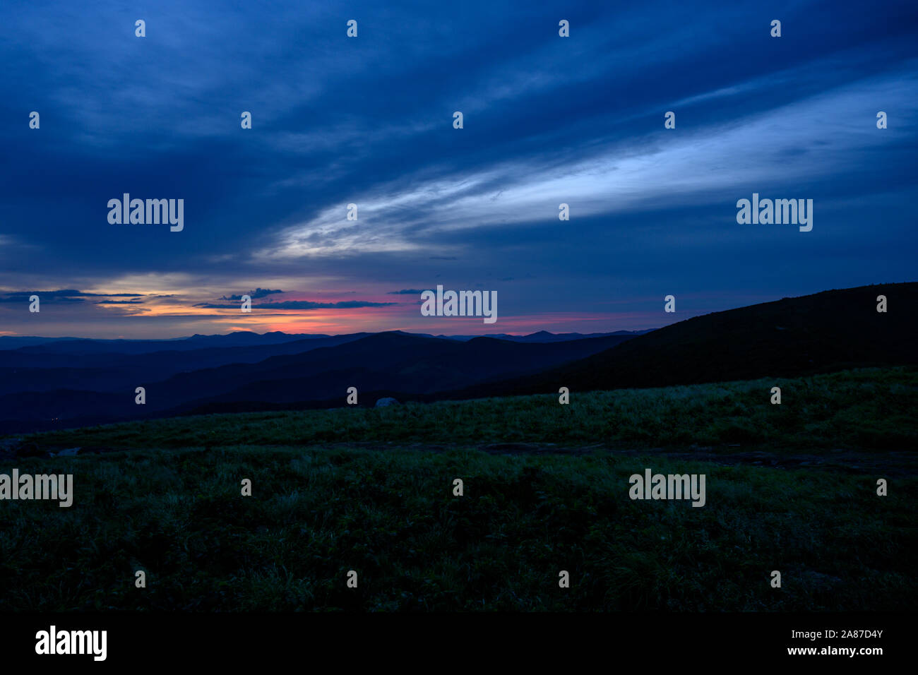 Letzte Farbe der Nacht über Roan Hochland im Sommer Stockfoto