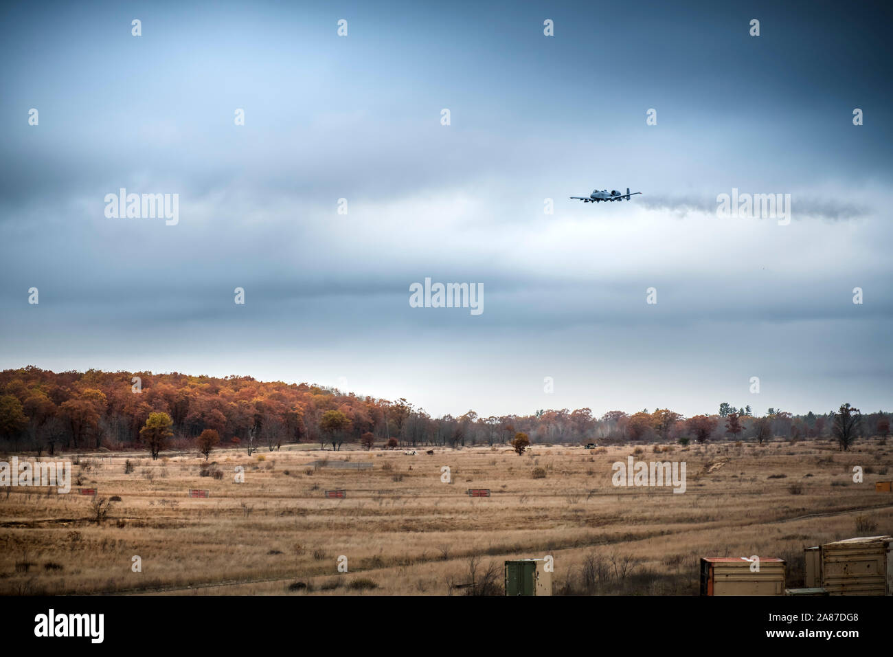 Gemeinsame Klemme Attack Regler aus dem Lettischen Nationalen Streitkräfte Verhalten schließen Air Support Training mit A-10 Thunderbolt II Flugzeuge der 107 Fighter Squadron, Selfridge Air National Guard Base, mich auf Äschen Antenne Gunnery Range in Gewässern, Mich., 29. Oktober 2019 vergeben. Michigan und Lettland haben unter den US-amerikanischen National Guard Bureau Partnerschaft seit 1993 verbunden. Die Zusammenarbeit zwischen JTACs in der Lettischen Nationalen Streitkräfte und die Michigan Air National Guard ist eine der produktivsten Beispiele für bilaterale Zusammenarbeit im Bereich der Verteidigung in der. Stockfoto