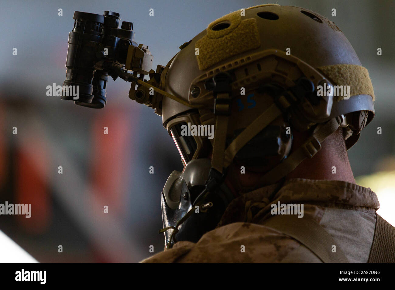 Ein US-Marine mit 2 Reconnaissance Bataillon (2d RECON), zweite Marine Division (2d MARDIV) sichert eine Sauerstoffmaske im Camp Wilson, Marine Corps Air Ground Combat Center, Twentynine Palms, Kalifornien, Okt. 24, 2019. Das Ziel dieses Trainings ist es, zur Aufklärung von Marines ihre Fähigkeit, über Luft einzulegen, wenn Boden strecken nicht zugänglich sind. Zweite Reconnaissance Bataillon werden an der Durchführung der MAGTF Warfighting Übung (Mwx) 1-20. MWX wird eingestellt, um die größte übung sein, die mit der 2D-MARDIV in mehreren Jahrzehnten durchgeführt. (U.S. Marine Corps Foto von Lance Cpl. Jess Stockfoto