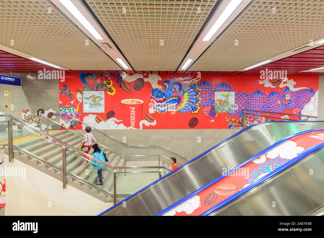 Bangkok, Thailand - 16 Aug, 2019: Wunderschönes chinesischen Stil Wandskulptur von Wat Mangkon-Station neue MRT elektrische Eisenbahn in Thailand Stockfoto