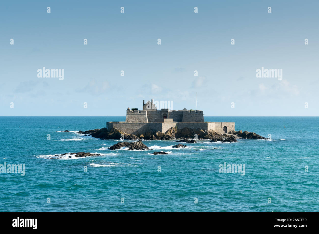 Dinard, Ille-et-Vilaine / Frankreich - 19. August 2019: Blick von der Festung auf der kleinen Insel Grand im Englischen Kanal werden von Saint-Malo Stockfoto