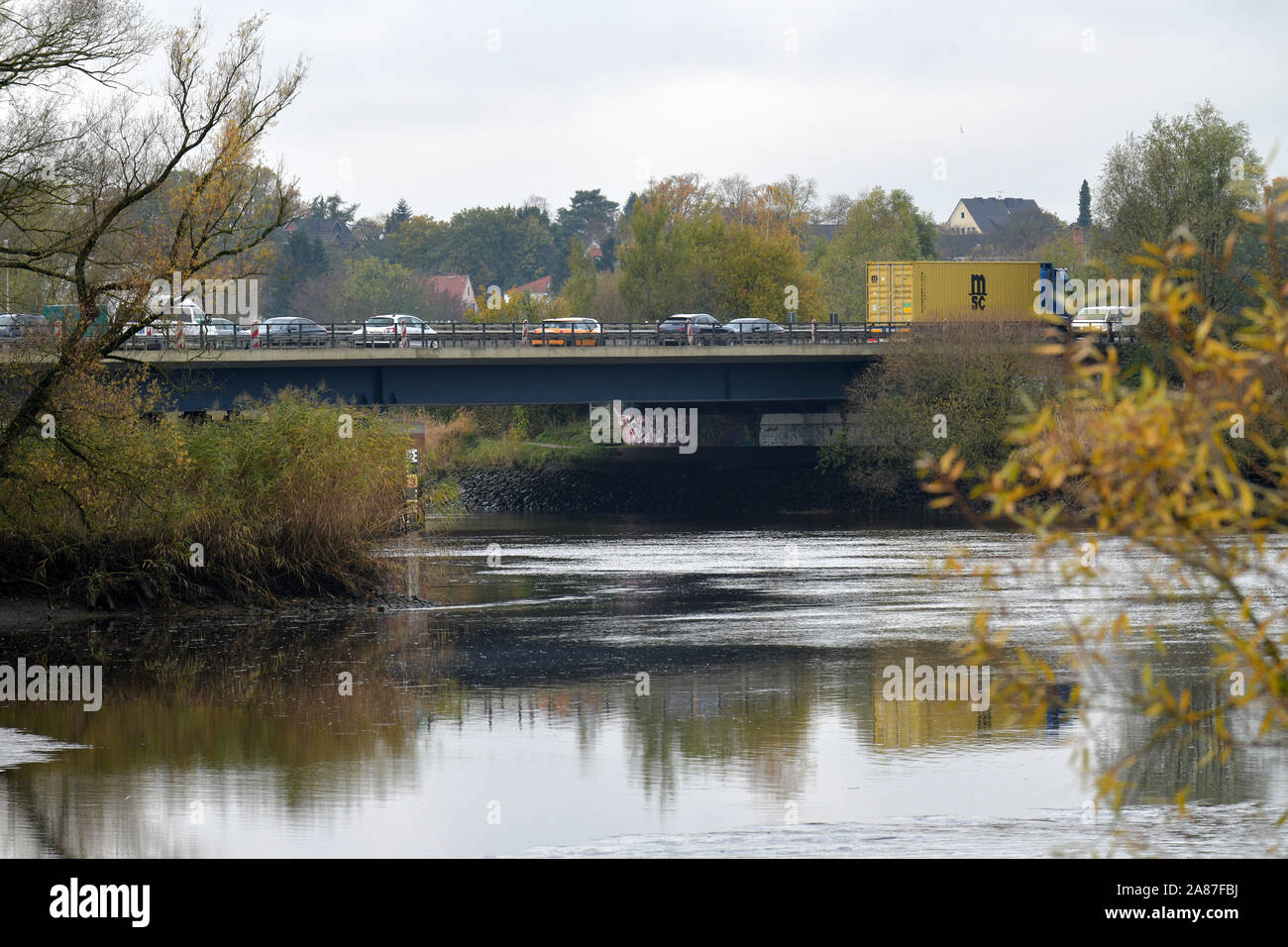 Bremen, Deutschland. 06 Nov, 2019. Zahlreiche Fahrzeuge fahren über die Brücke "lesum" in der Nähe von Bremen. Die Brücke über die Lesum ist die wichtigste Verbindung im Norden von Bremen, Bremerhaven und Cuxhaven. Da es nur in begrenztem Umfang passierbar ist, der Verkehr oft Staus auf das Auge der Nadel. Foto: Michael Bahlo/dpa/Alamy leben Nachrichten Stockfoto