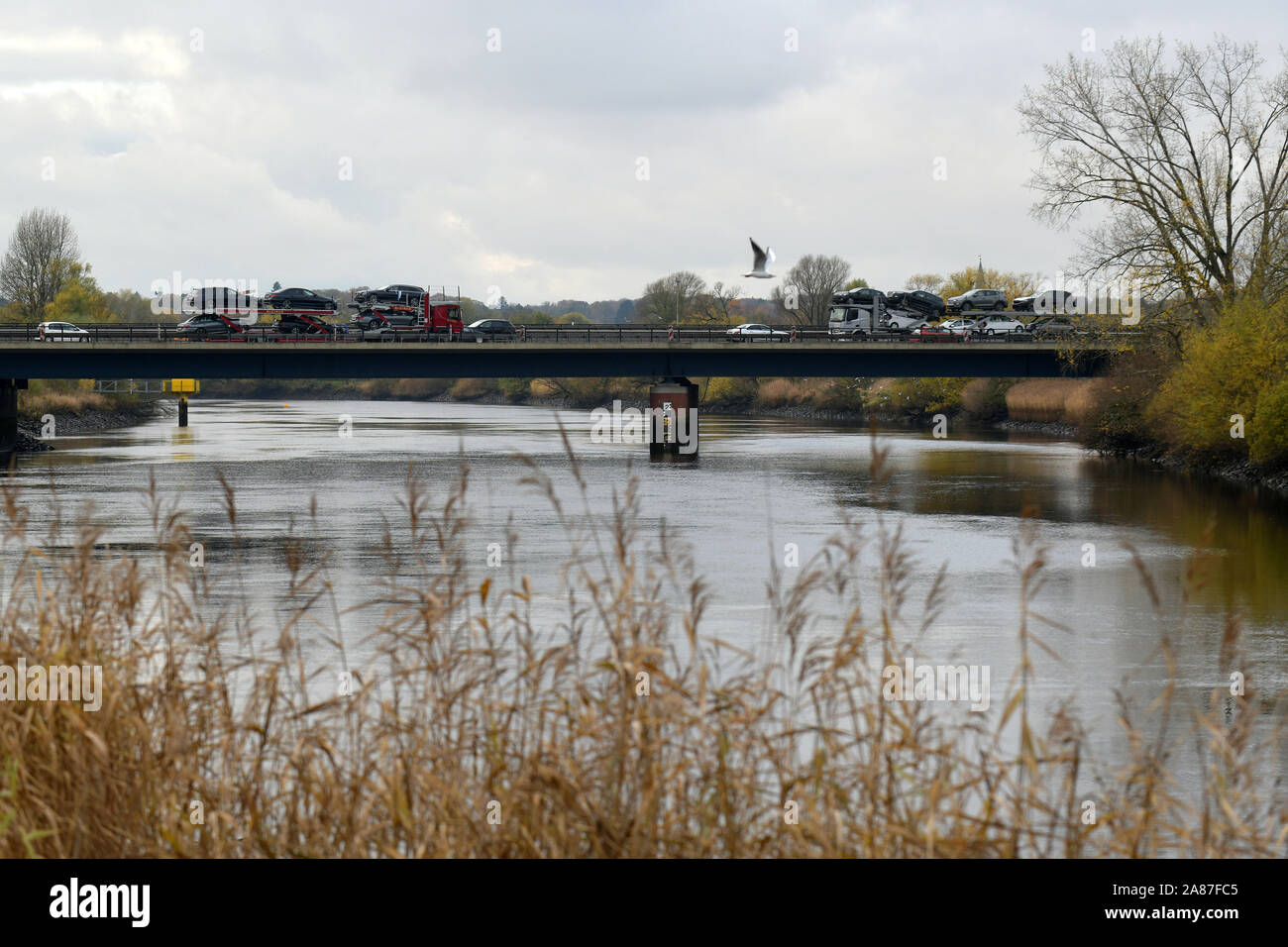 Bremen, Deutschland. 06 Nov, 2019. Zahlreiche Fahrzeuge fahren über die Brücke "lesum" in der Nähe von Bremen. Die Brücke über die Lesum ist die wichtigste Verbindung im Norden von Bremen, Bremerhaven und Cuxhaven. Da es nur in begrenztem Umfang passierbar ist, der Verkehr oft Staus auf das Auge der Nadel. Foto: Michael Bahlo/dpa/Alamy leben Nachrichten Stockfoto