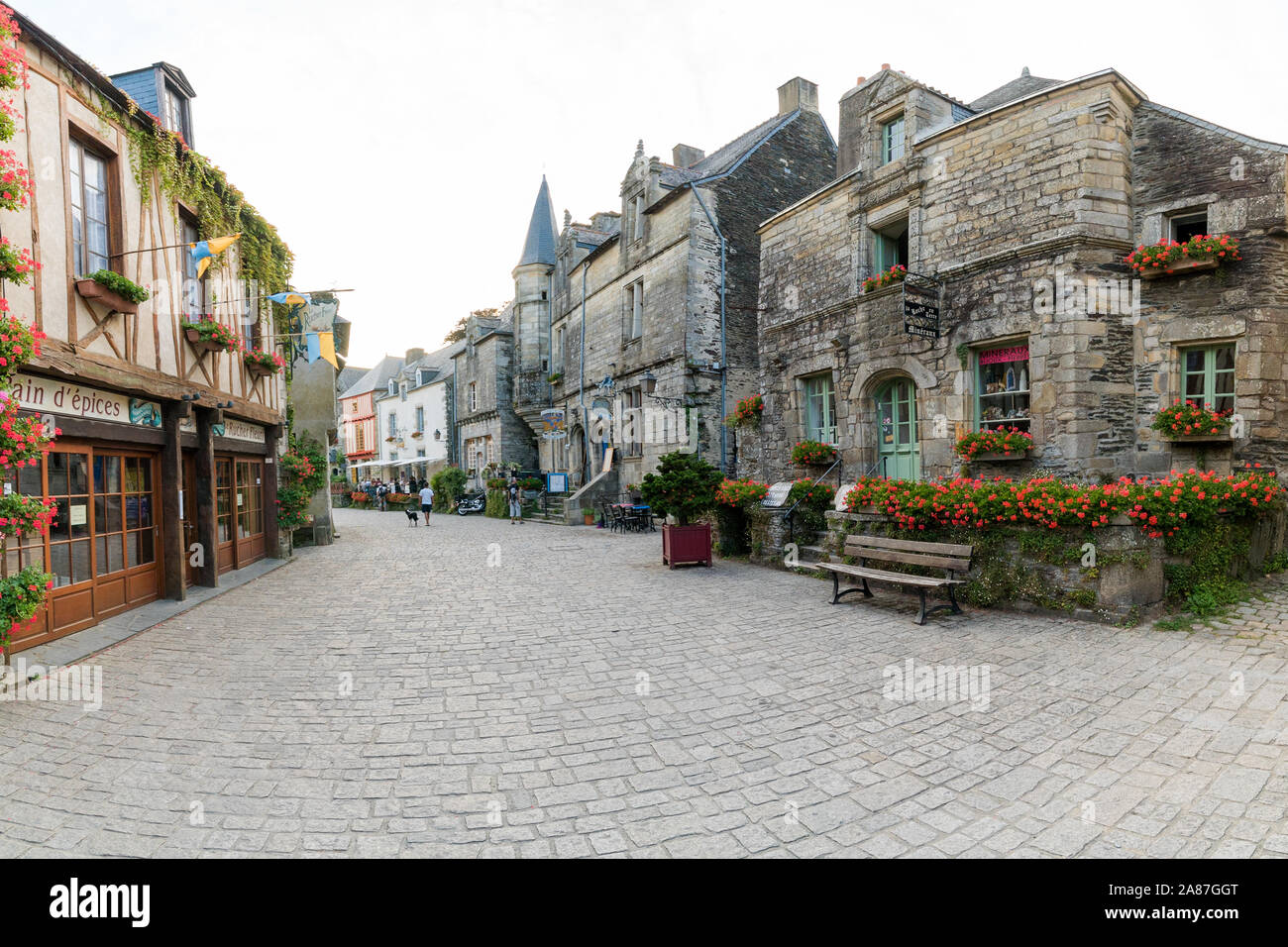 Rochefort-en-Terre, Morbihan/Frankreich - 24. August 2019: im Zentrum der historischen Altstadt von Rochefort-en-Terre Bretagne Stockfoto