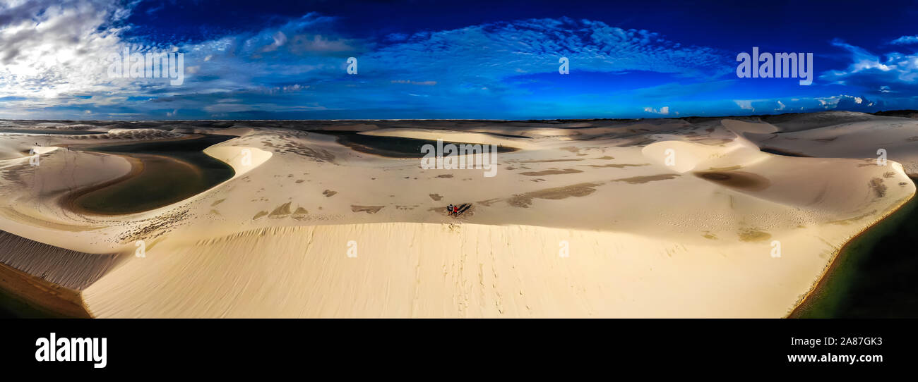 Luftaufnahme der Dünen und Lagunen in Brasilien Lencois Maranhenses Nationalpark in Maranhao Zustand. Lago Azul Stockfoto