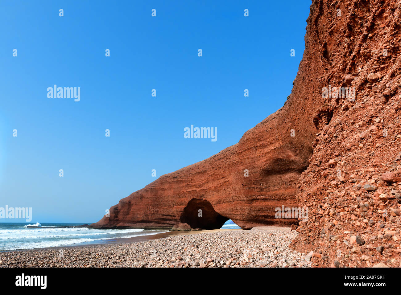 Meer getragen Naturstein Torbögen gegen strahlend blauen Himmel am Strand von Legzira, Marokko. Stockfoto