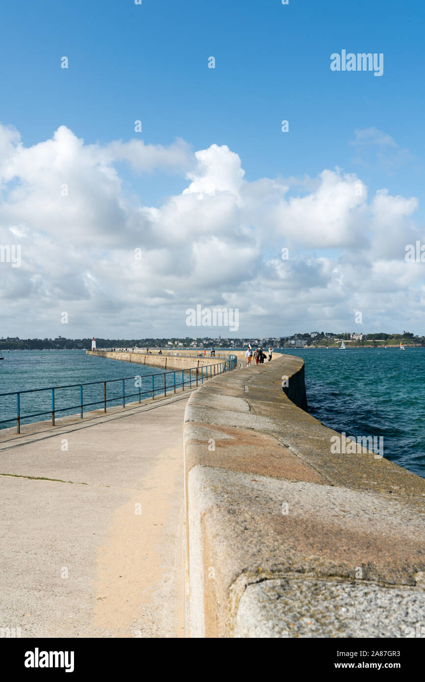 Dinard, Ille-et-Vilaine / Frankreich - 19. August 2019: Der langen und gewundenen Stein Harbour Jetty in Saint-Malo. Stockfoto