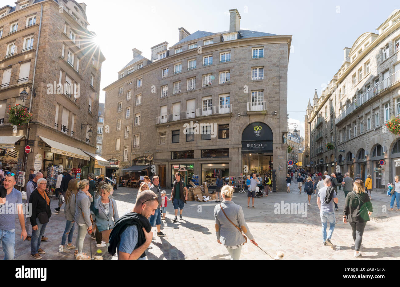 Dinard, Ille-et-Vilaine / Frankreich - 19. August 2019: Touristen erkunden Sie die Altstadt von Saint-Malo in der Normandie im Sommer Urlaub Stockfoto