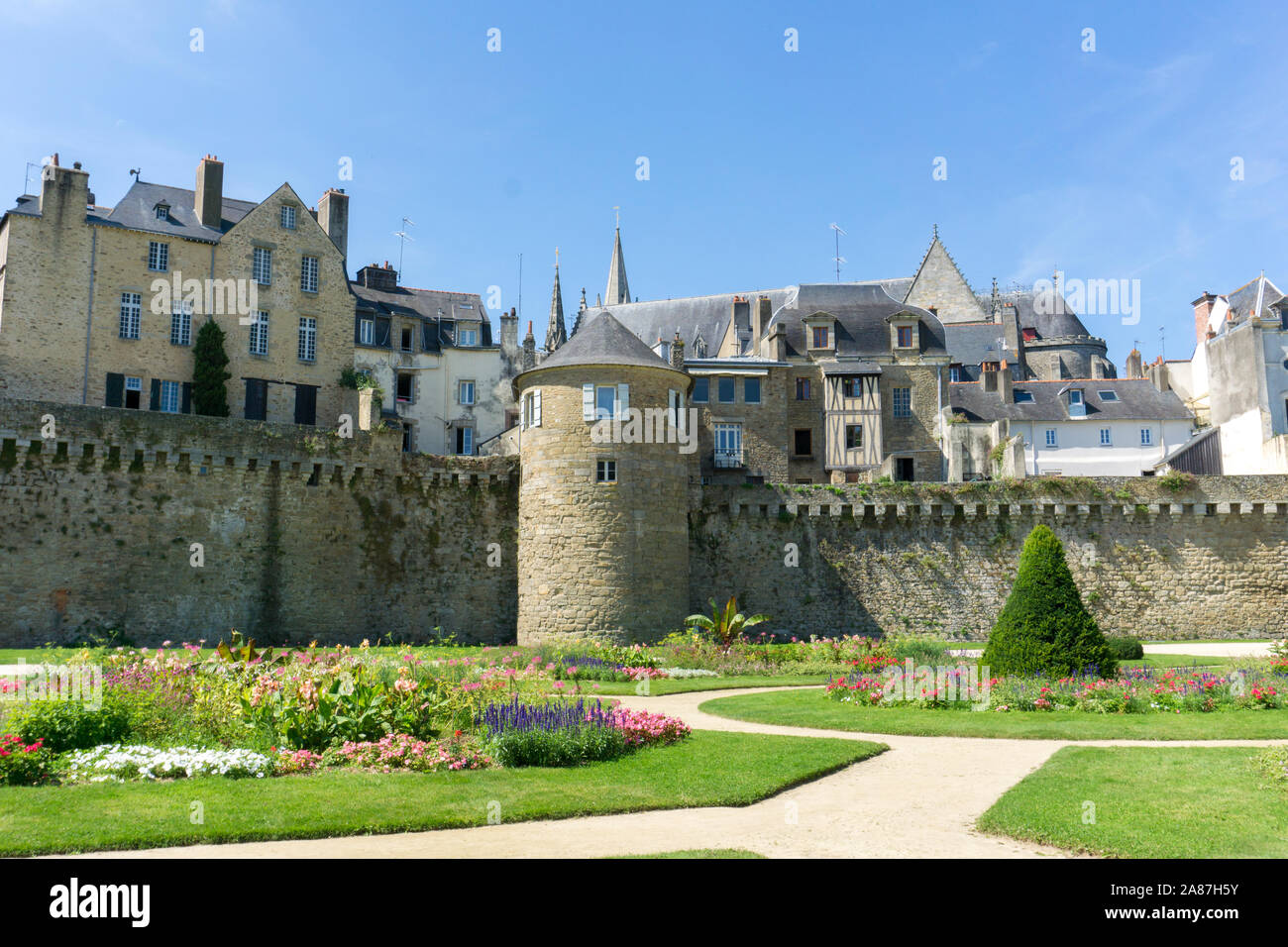 Vannes, Morbihan/Frankreich - 25 August, 2019: Blick auf die historischen Stadtmauern und Stadtmauern von Vannes in der Bretagne Stockfoto