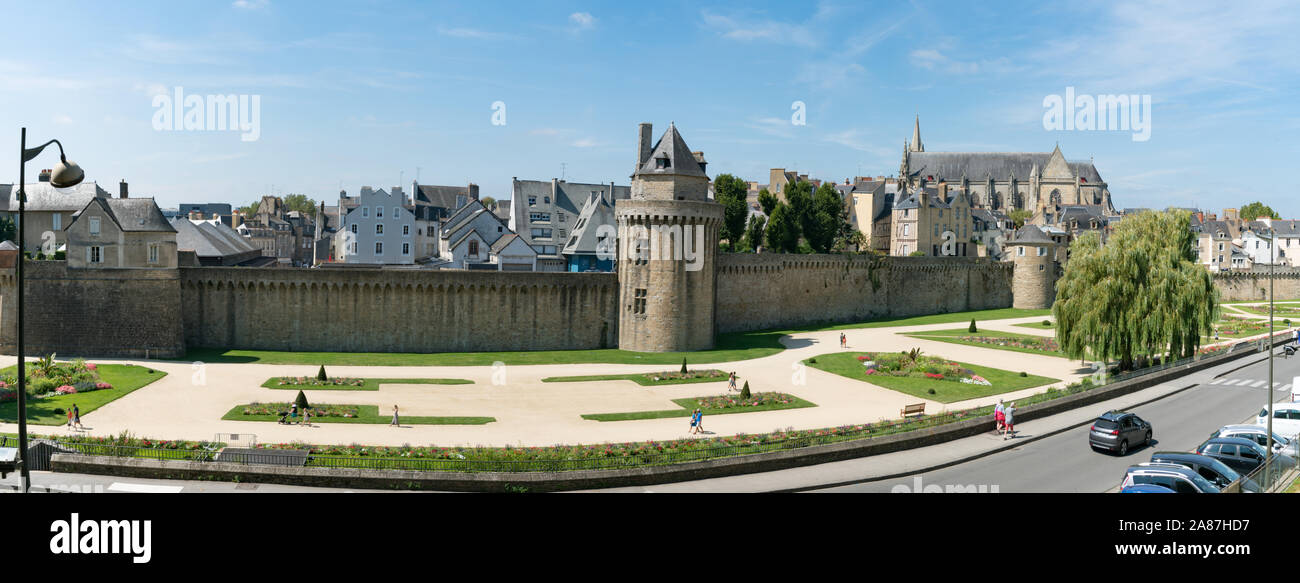 Vannes, Morbihan/Frankreich - 25 August, 2019: Blick auf die historischen Stadtmauern und Gärten von Vannes in der Bretagne Stockfoto