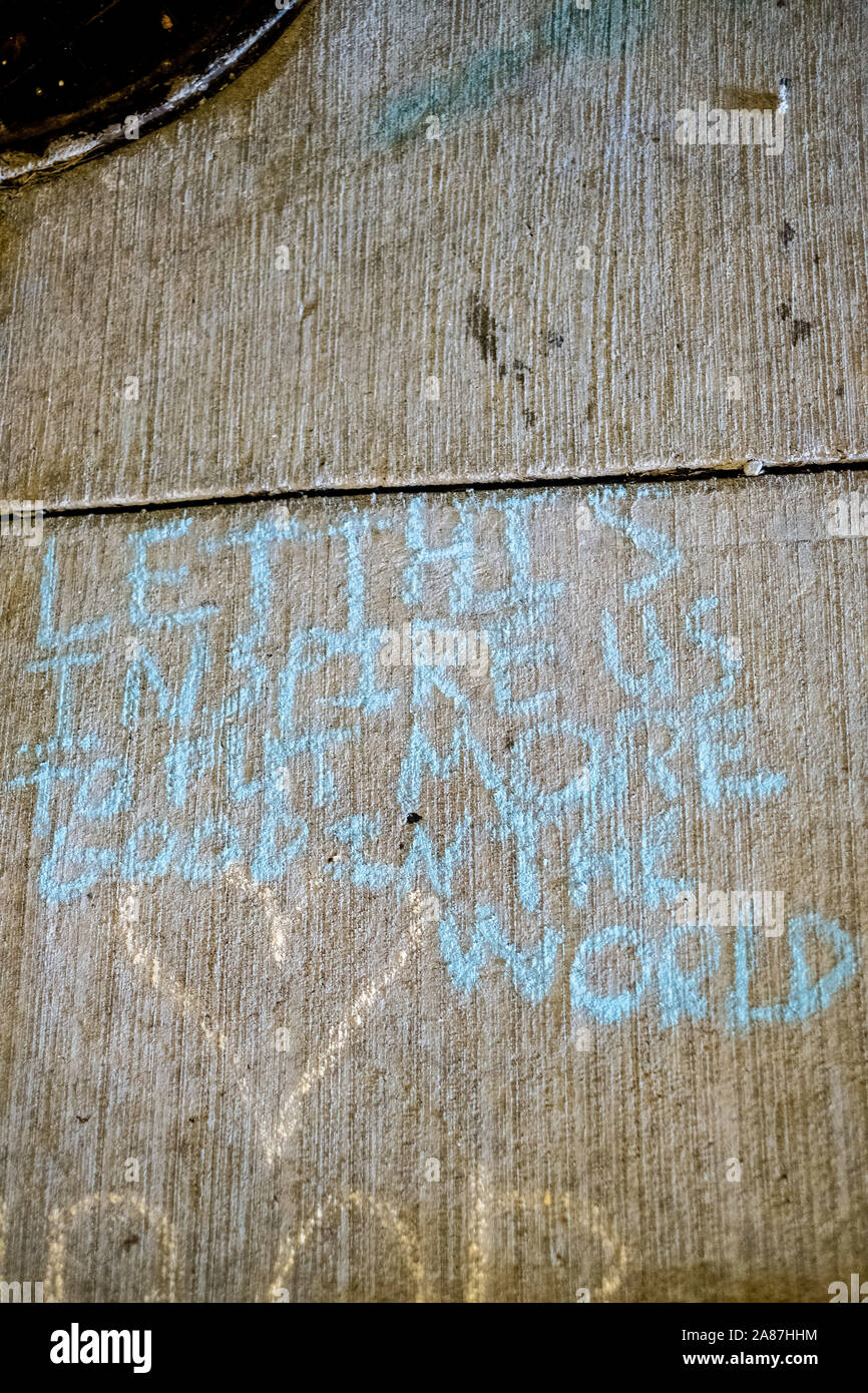 "Wir sollten diese inspirieren uns, mehr Gutes in der Welt zu stellen" auf dem Bürgersteig mit Kreide vor der Baum des Lebens Synagoge geschrieben. Ein Jahr nach der Schießerei am Baum des Lebens Synagoge in Squirrel Hill, viele kommen zurück in die Synagoge, um ihren Respekt zu bezahlen. Stockfoto