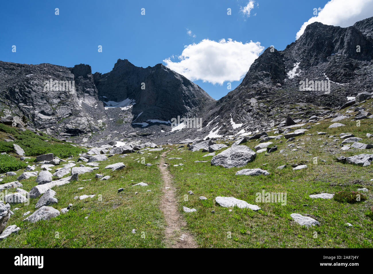 Wandern in Richtung Texas Pass in der Nähe des Kessels der Türme in der Wind River Range, Wyoming, USA Stockfoto