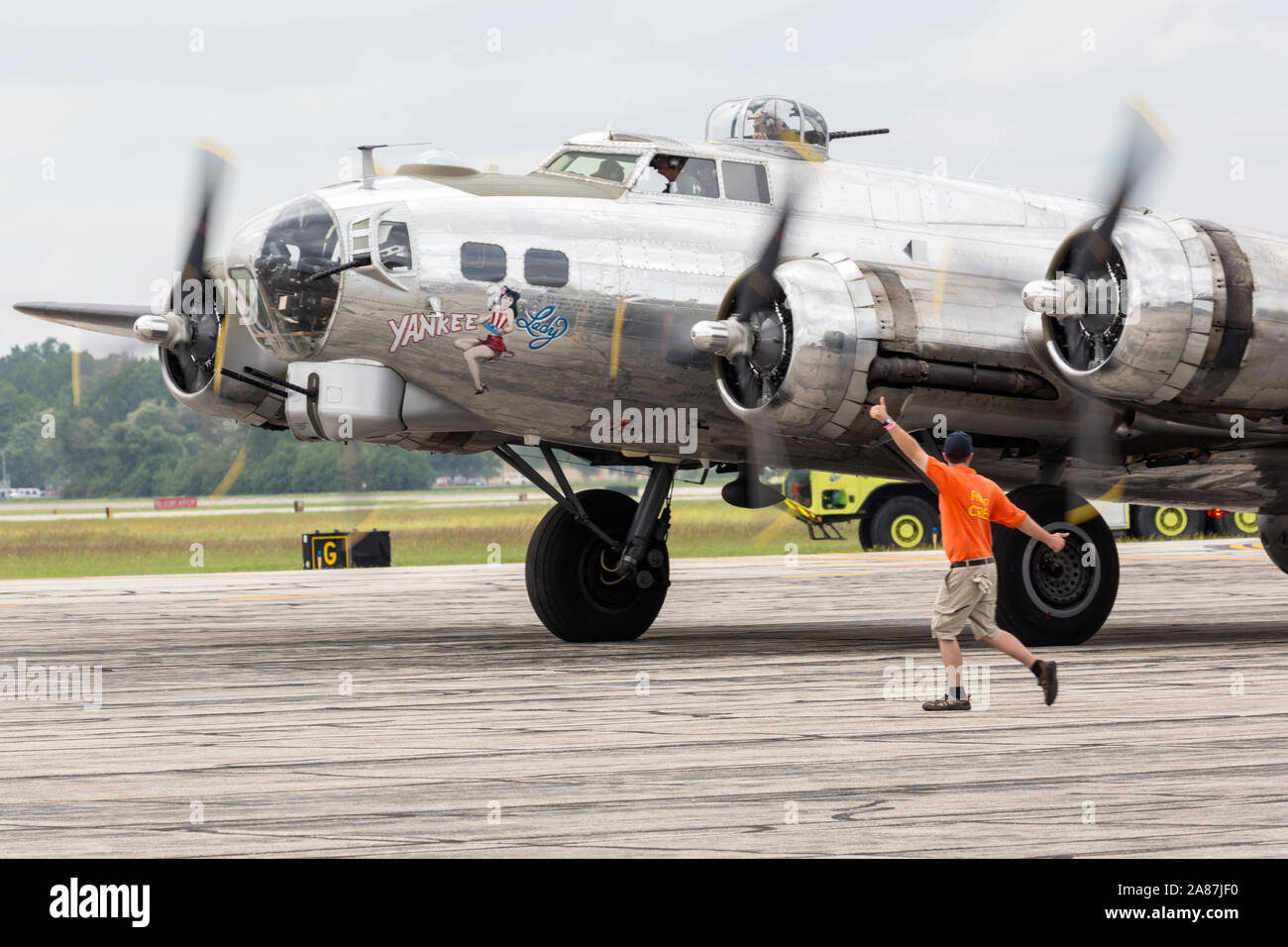 YPSILANTI, Michigan/USA - 25. August 2018: einen Zweiten Weltkrieg B-17 Flying Fortress an der Thunder 2018 über Michigan Airshow. Stockfoto