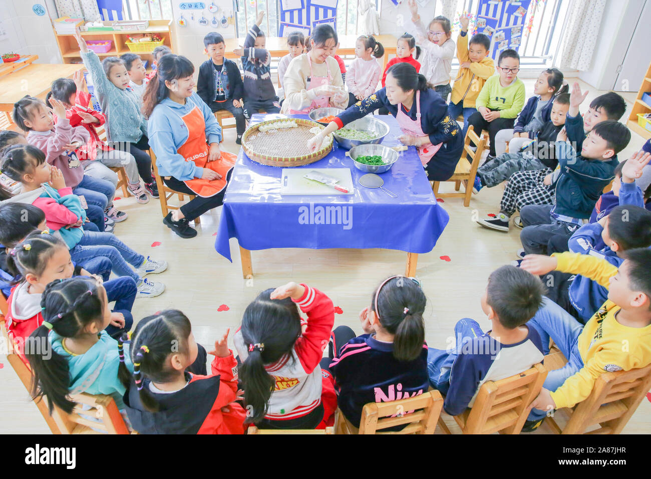 Jiangsu, Zhejiang, China. 7 Nov, 2019. Jiangsu, China - Am 7. November 2019, Rugao gesunder Kindergarten in der Provinz Jiangsu gebracht das Thema Aktivität von ''Making Knödel, wissend, Volksbräuche und einladende Beginn des Winters''. lernen die Kinder, wie Knödel zu machen und die Bräuche der Anfang des Winters zu verstehen. Credit: SIPA Asien/ZUMA Draht/Alamy leben Nachrichten Stockfoto