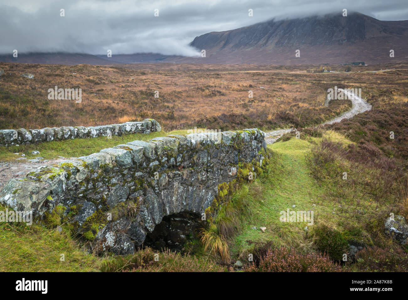 Dies ist eine kleine alte steinerne Brücke in Glencoe in die schottischen Highlands, die Teil der West Highland Way Stockfoto