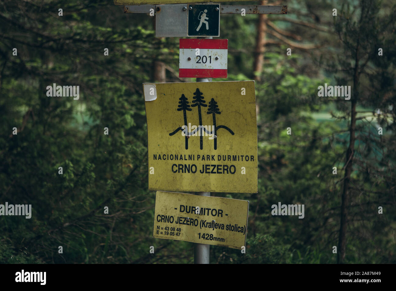 Montenegro, Zabljak, Juli 19, 2019 ein Zeichen oder Zeichen Durmidor Nationalpark Schwarzer See Stockfoto