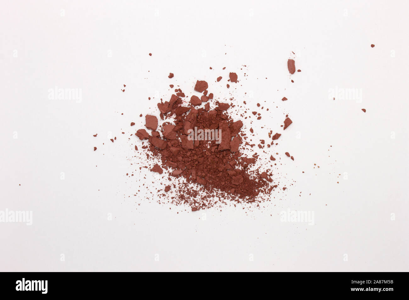 Dies ist ein Foto eines verbrannten Umberpuderauges Schatten isoliert auf weißem Hintergrund Stockfoto