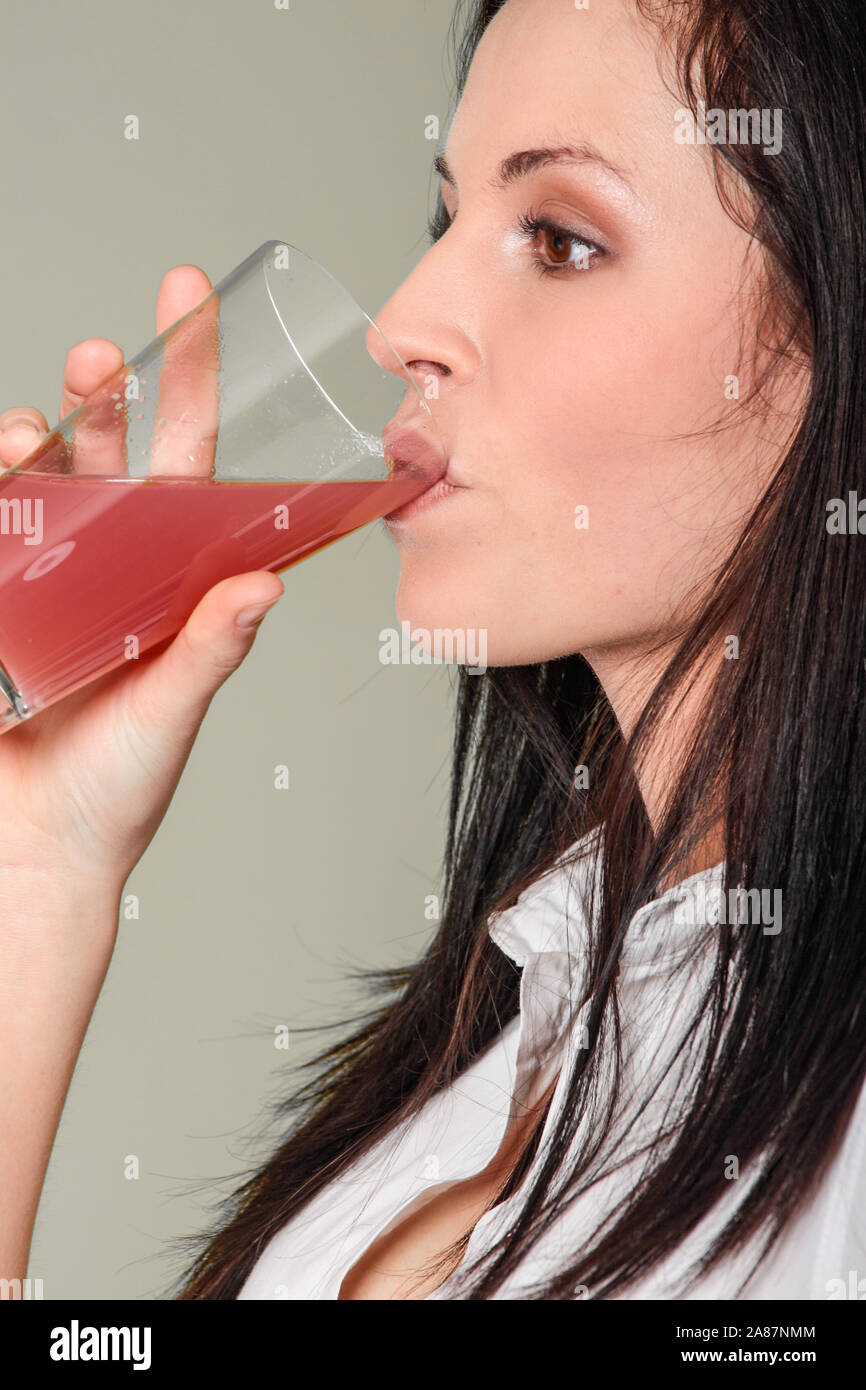 Frau trinkt Vitamin Mineralfutter Brausetablette in Wasser gelöst. Stockfoto