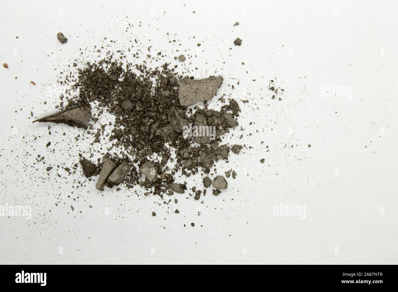 Dies ist ein Foto eines schimmernden graubraunen Puders Lidschatten isoliert auf weißem Hintergrund Stockfoto
