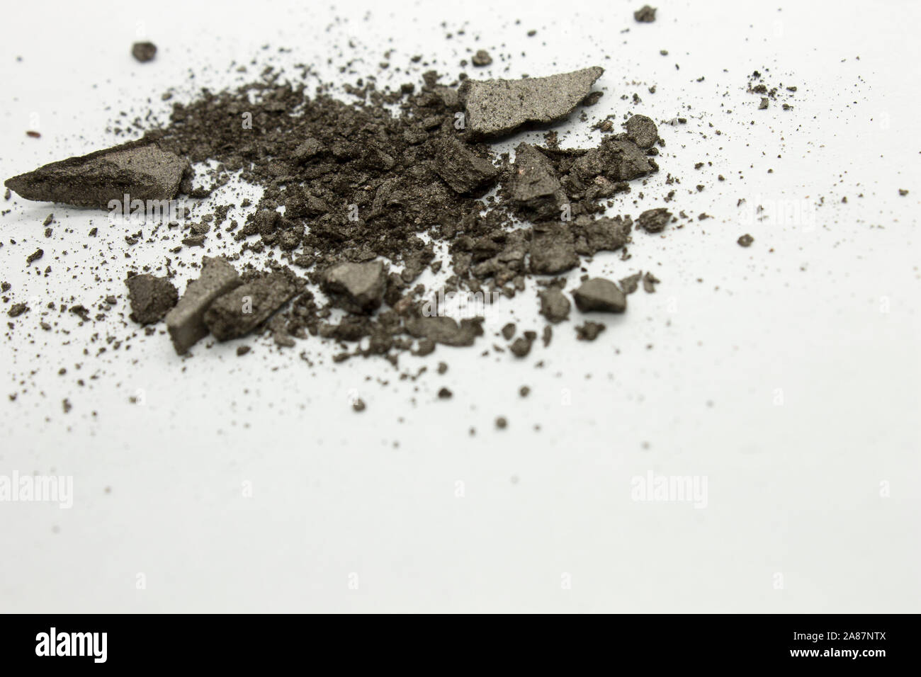 Dies ist ein Foto eines schimmernden graubraunen Puders Lidschatten isoliert auf weißem Hintergrund Stockfoto