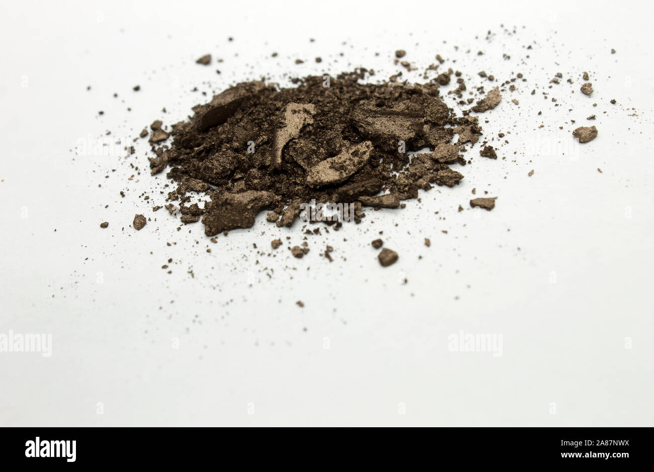 Dies ist eine Fotografie eines Deep Brown schimmernden Puders Lidschatten isoliert auf weißem Hintergrund Stockfoto
