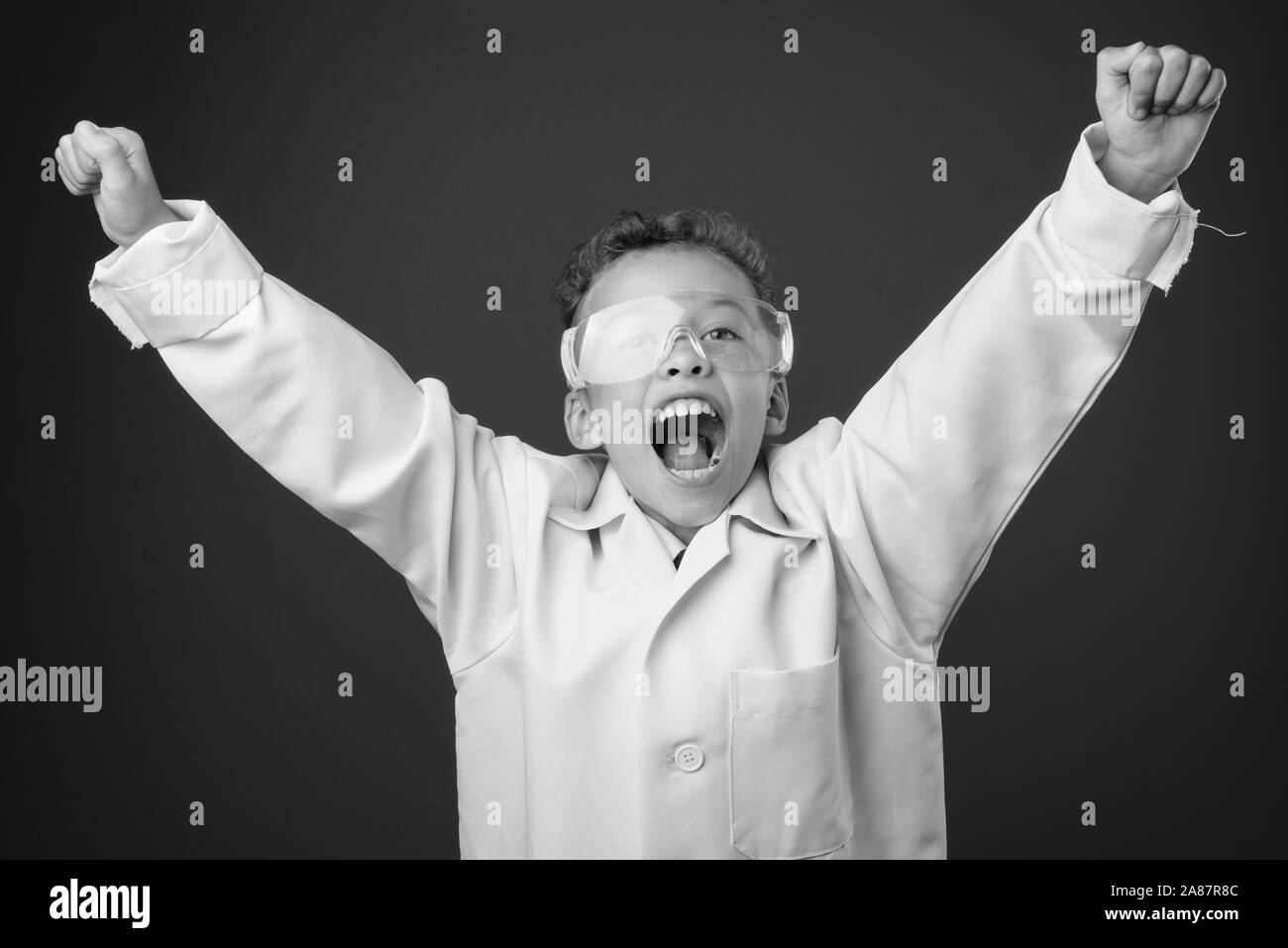 Junge als Arzt tragen Schutzbrille in Schwarz und Weiß Stockfoto