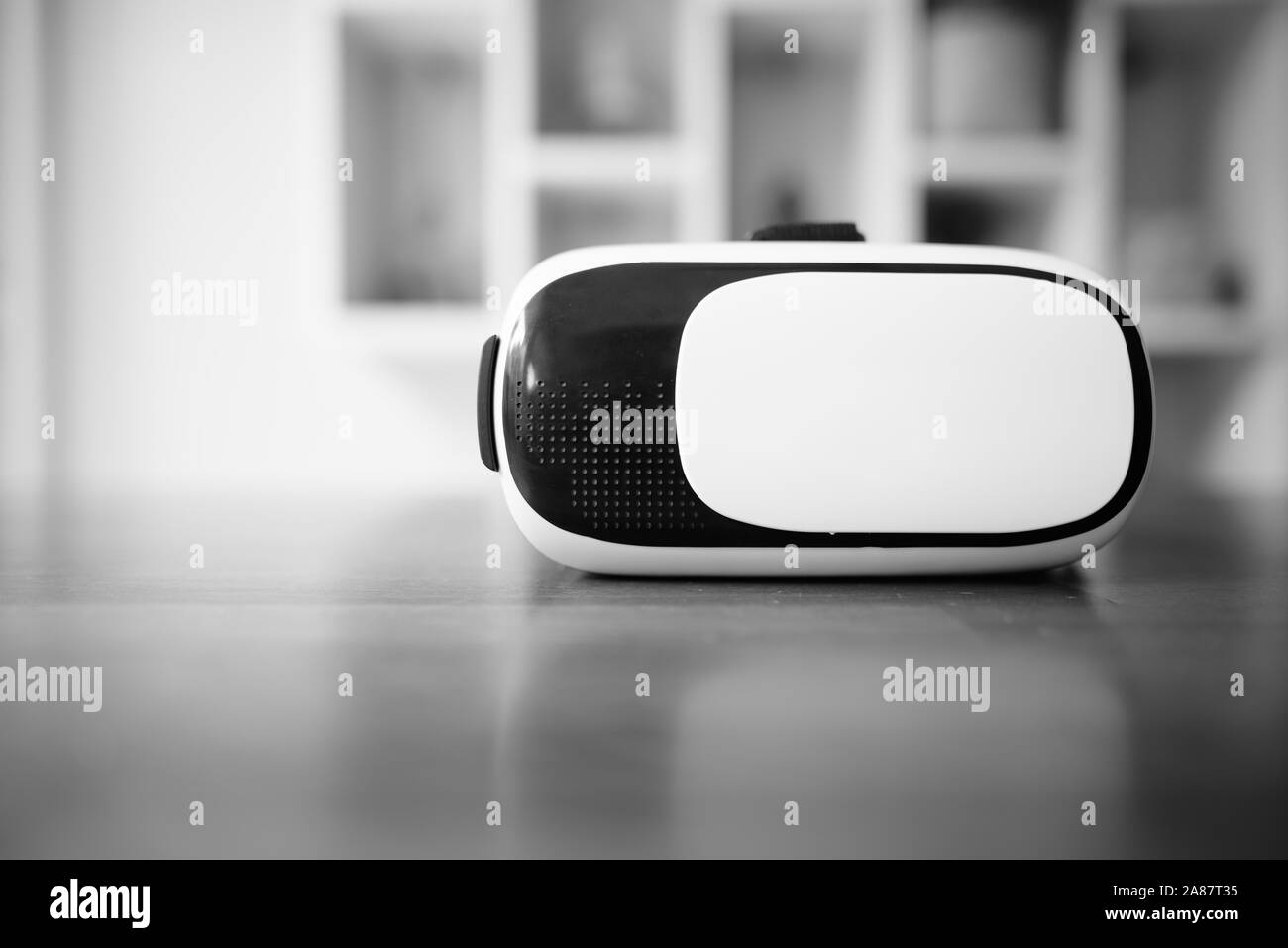 Nahaufnahme der Virtuellen Realität Gläser auf hölzernen Tisch Stockfoto