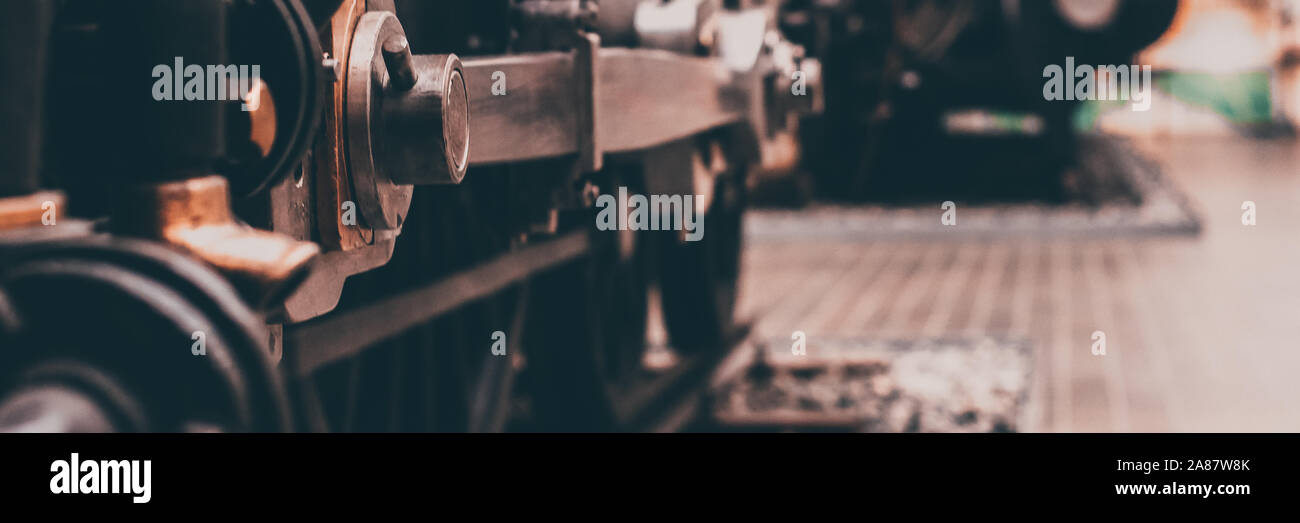 Teil der Räder der alten Lok auf die Schienen Stockfoto